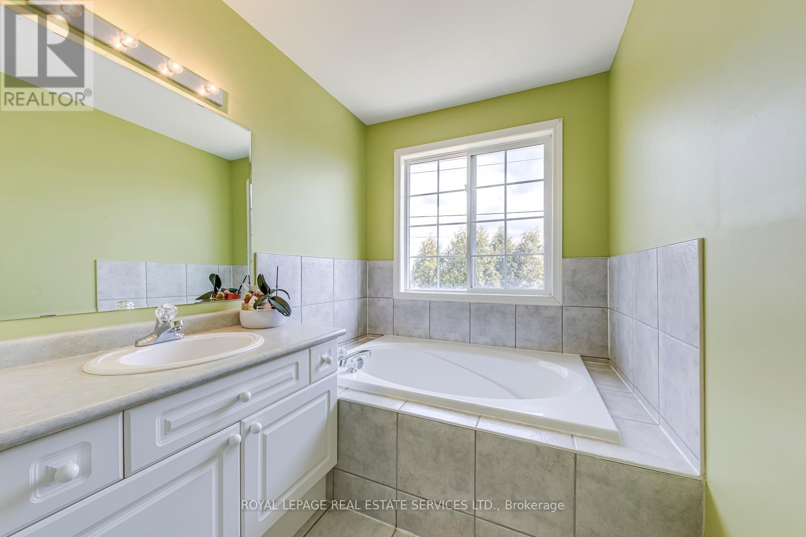 












1652 ALLAN CRESCENT

,
Milton,




Ontario
L9T5Z7


