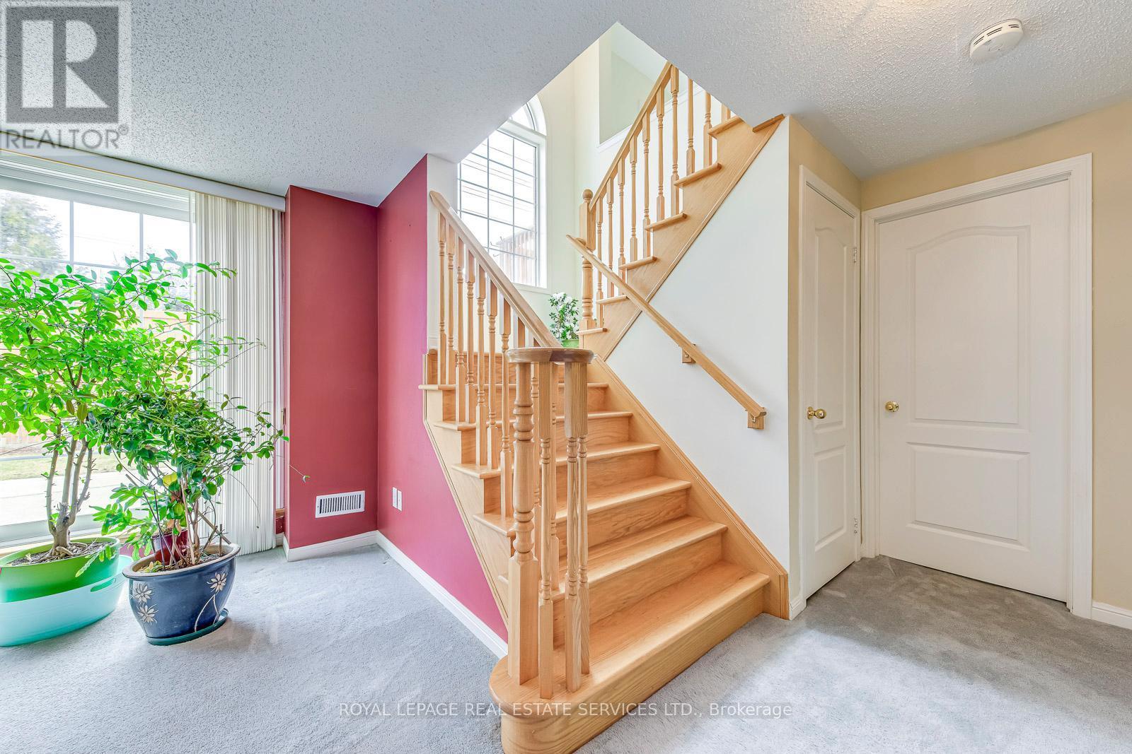 












1652 ALLAN CRESCENT

,
Milton,




Ontario
L9T5Z7

