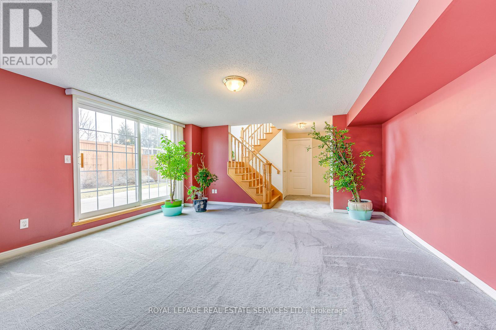 












1652 ALLAN CRESCENT

,
Milton,




Ontario
L9T5Z7


