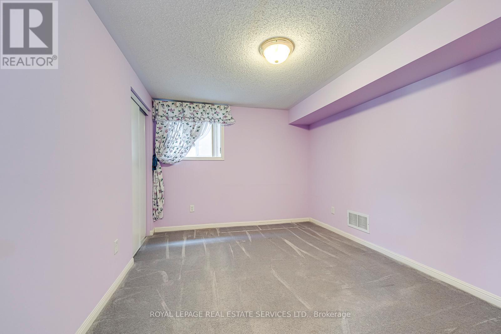 












1652 ALLAN CRESCENT

,
Milton,




Ontario
L9T5Z7

