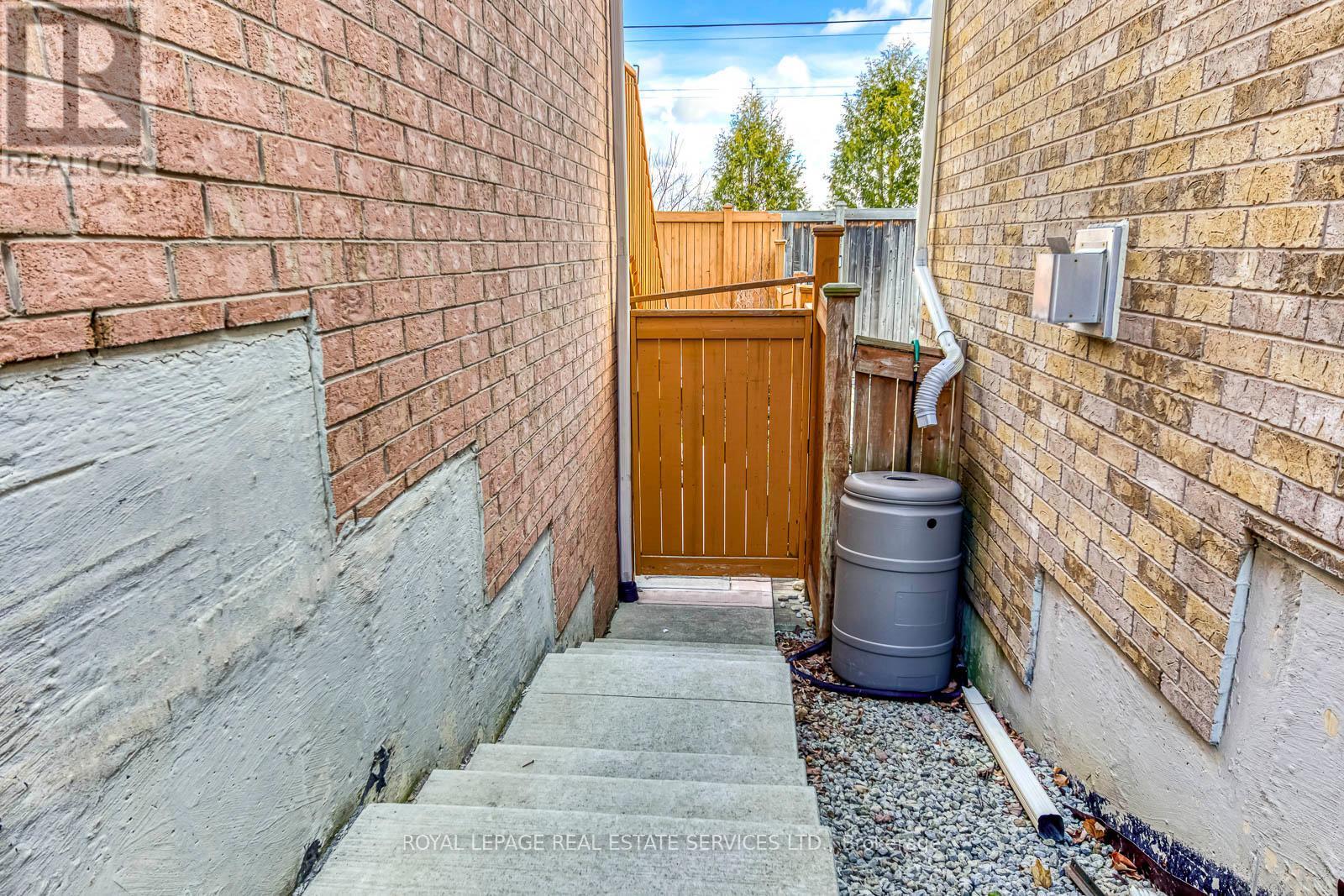 












1652 ALLAN CRESCENT

,
Milton,




Ontario
L9T5Z7

