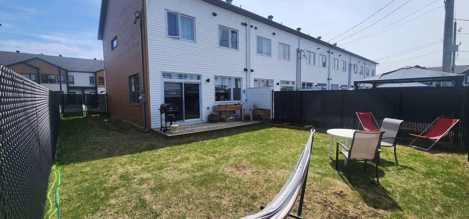 









8805


Rue du Chapelier

,
Mirabel,




QC
J7N3S5

