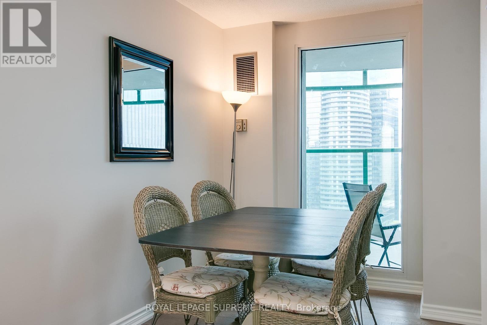 












2501 - 77 HARBOUR SQUARE

,
Toronto,




Ontario
M5J2S2

