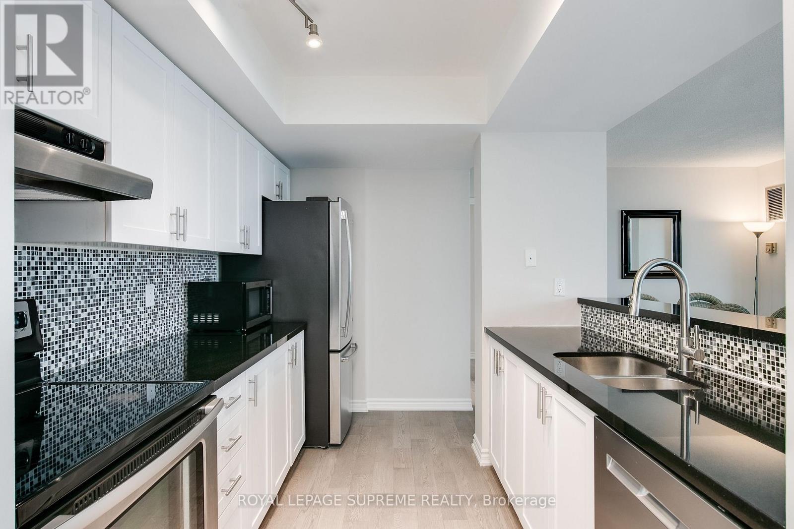 












2501 - 77 HARBOUR SQUARE

,
Toronto,




Ontario
M5J2S2

