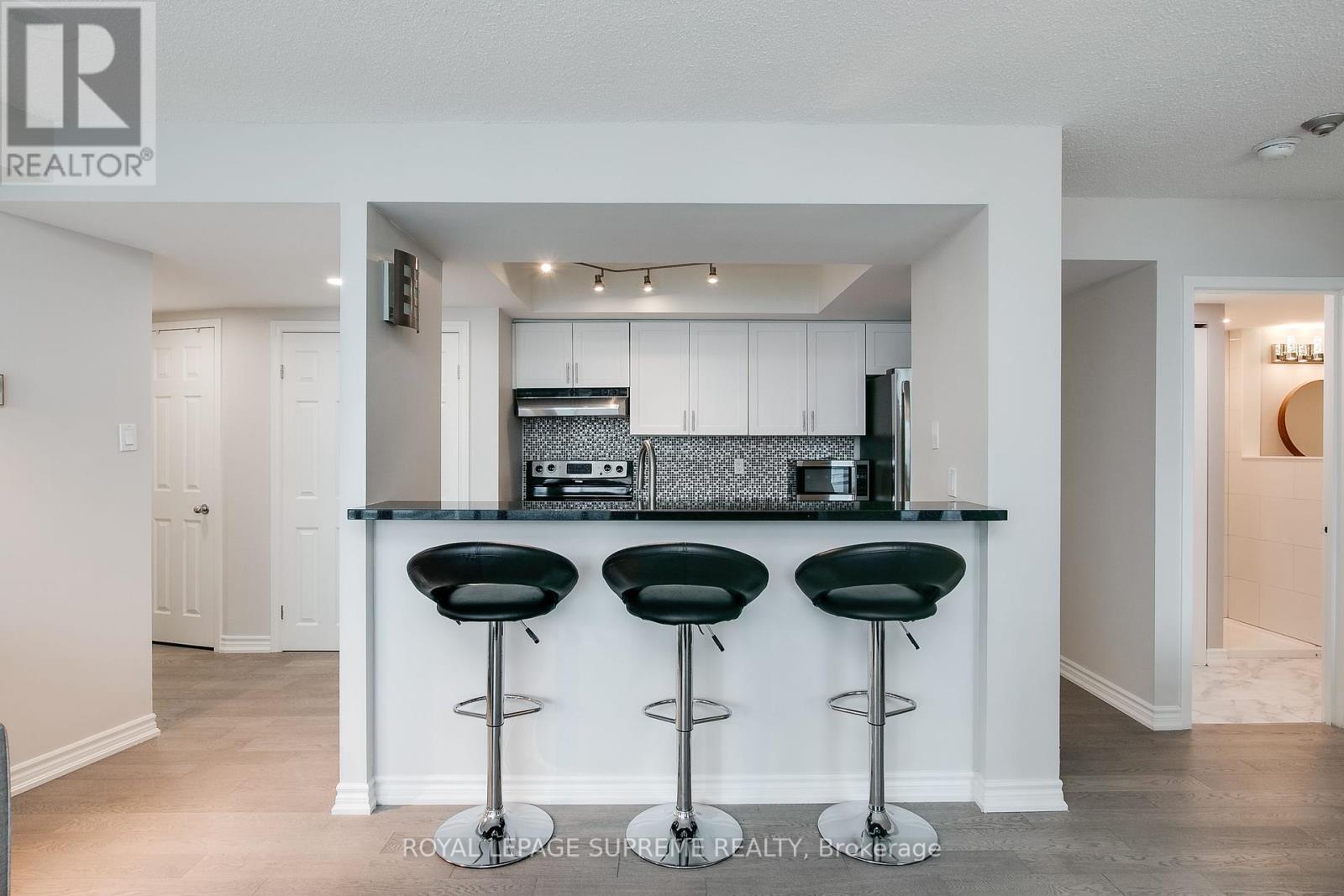 












2501 - 77 HARBOUR SQUARE

,
Toronto,




Ontario
M5J2S2


