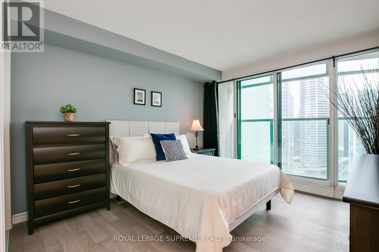 












2501 - 77 HARBOUR SQUARE

,
Toronto,




Ontario
M5J2S2

