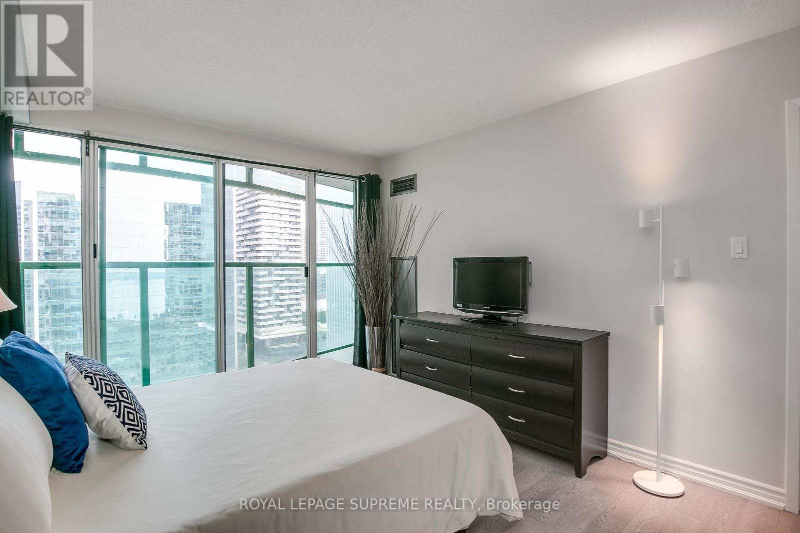












2501 - 77 HARBOUR SQUARE

,
Toronto,




Ontario
M5J2S2

