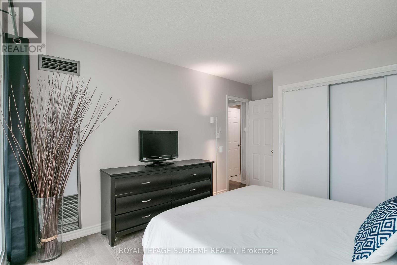 












2501 - 77 HARBOUR SQUARE

,
Toronto,




Ontario
M5J2S2

