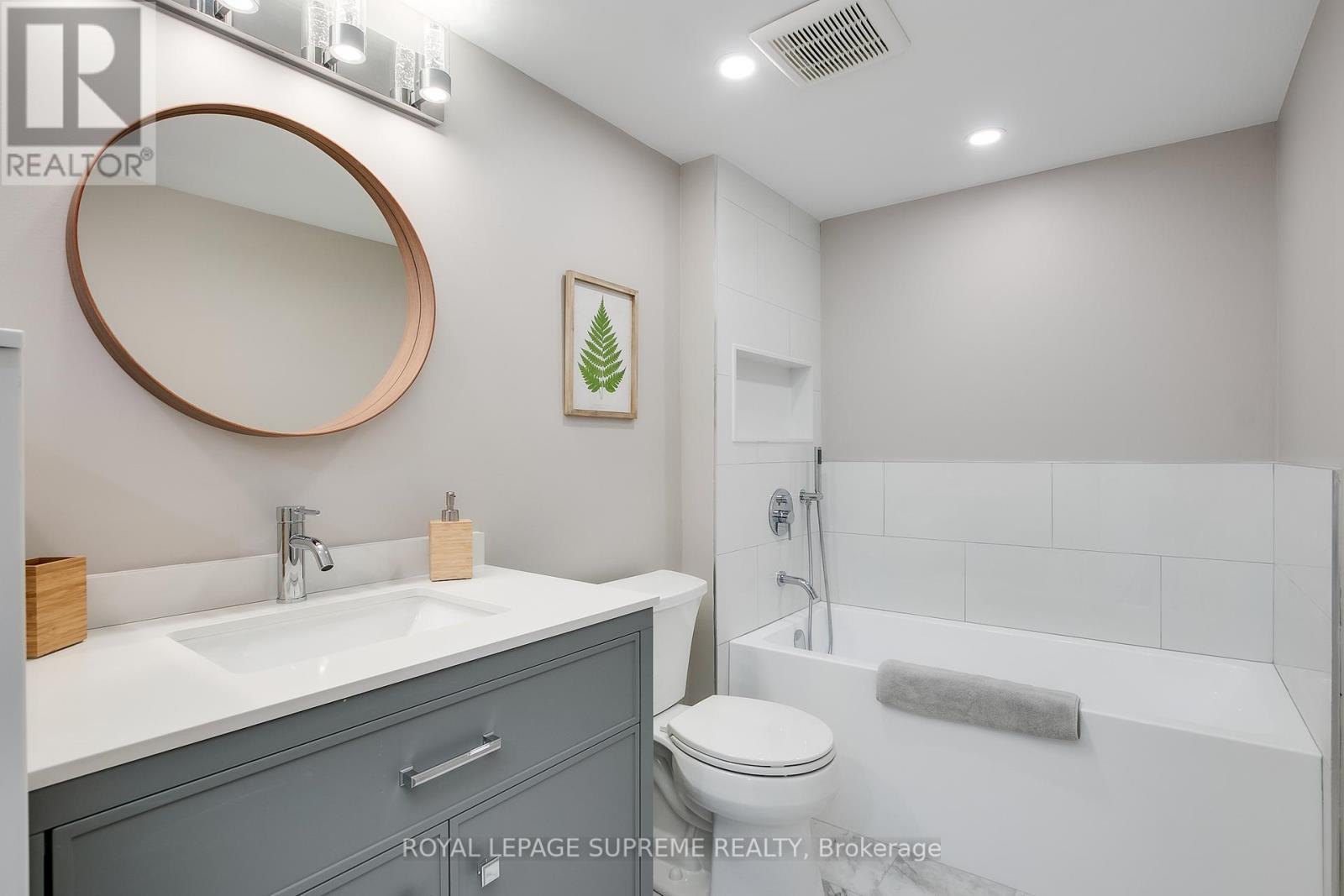 












2501 - 77 HARBOUR SQUARE

,
Toronto,




Ontario
M5J2S2

