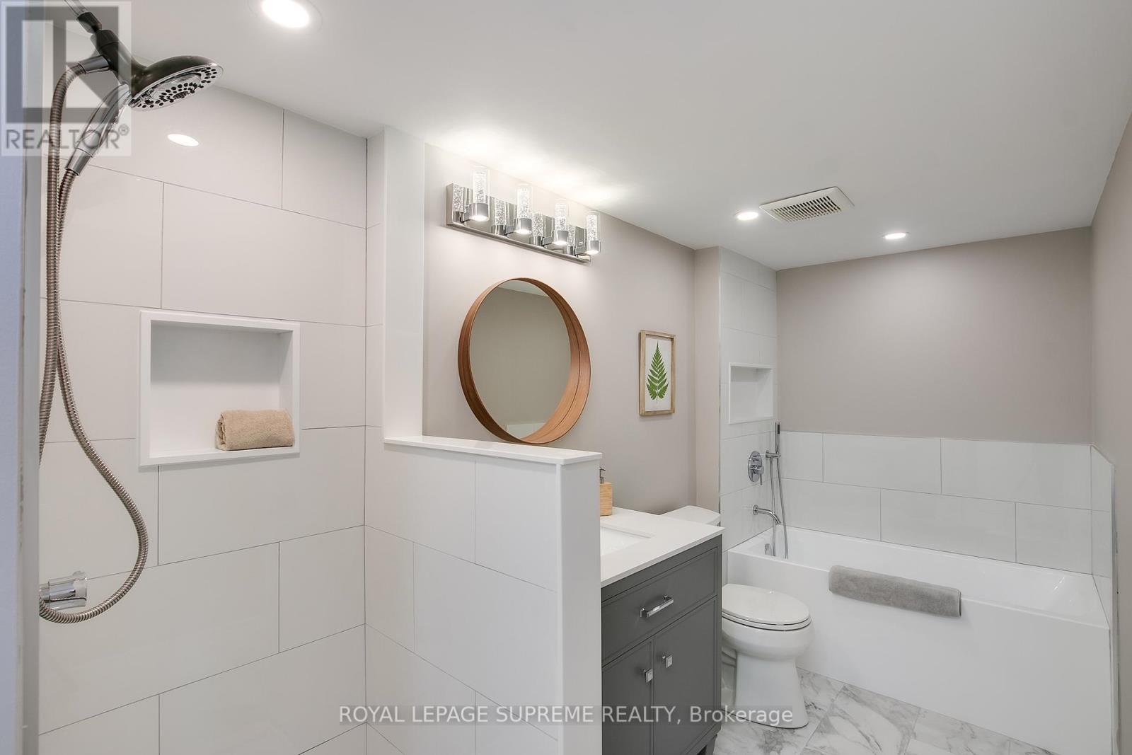 












2501 - 77 HARBOUR SQUARE

,
Toronto,




Ontario
M5J2S2


