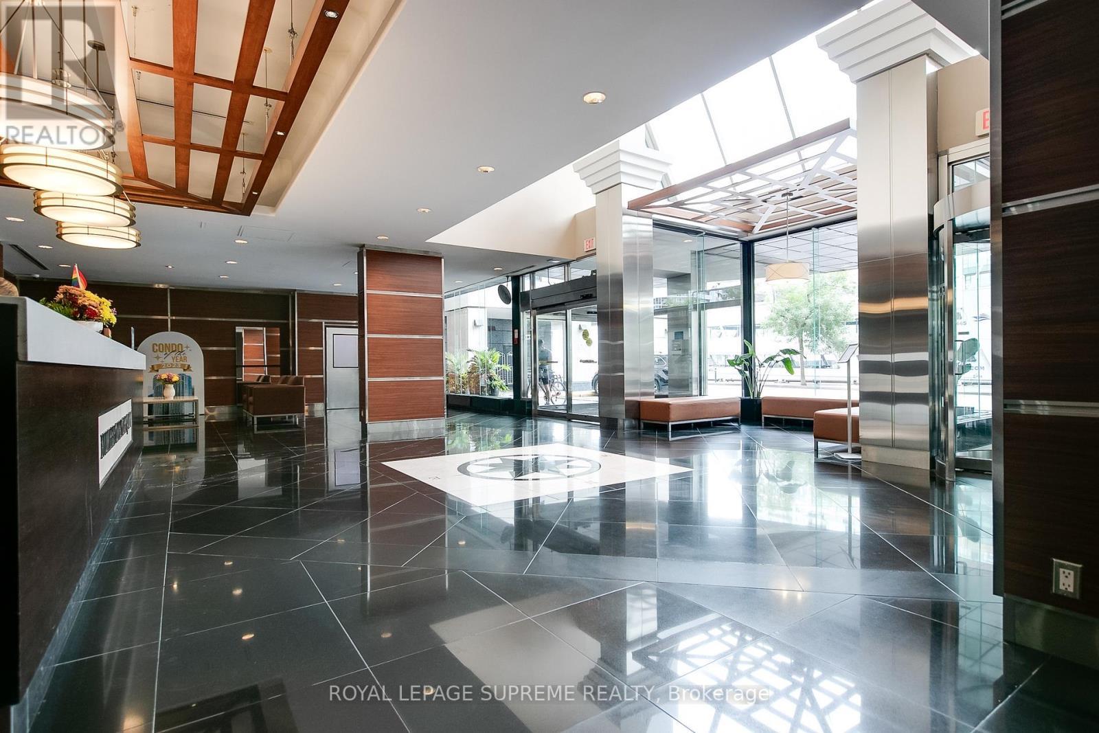 












2501 - 77 HARBOUR SQUARE

,
Toronto,




Ontario
M5J2S2

