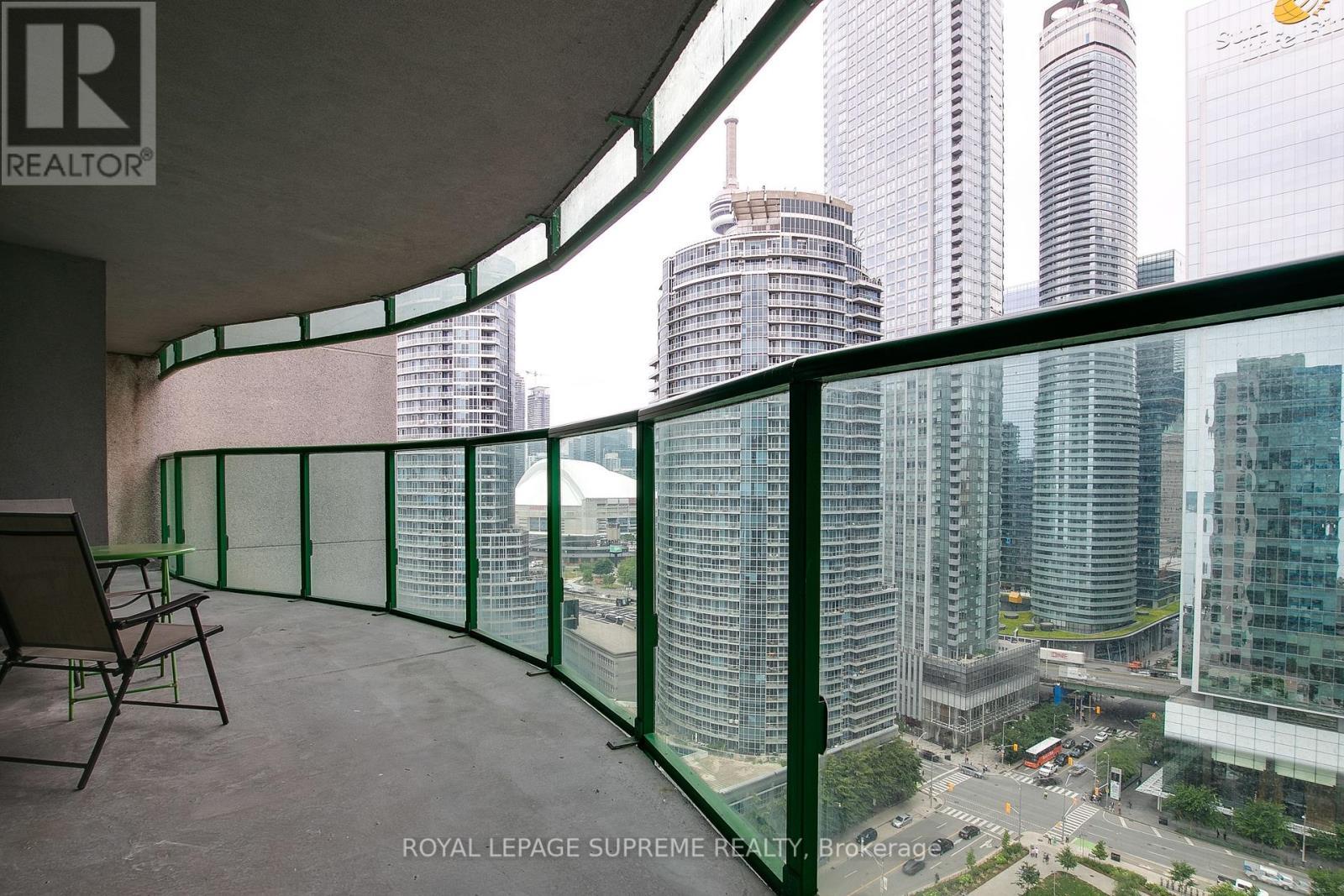 












2501 - 77 HARBOUR SQUARE

,
Toronto,




Ontario
M5J2S2

