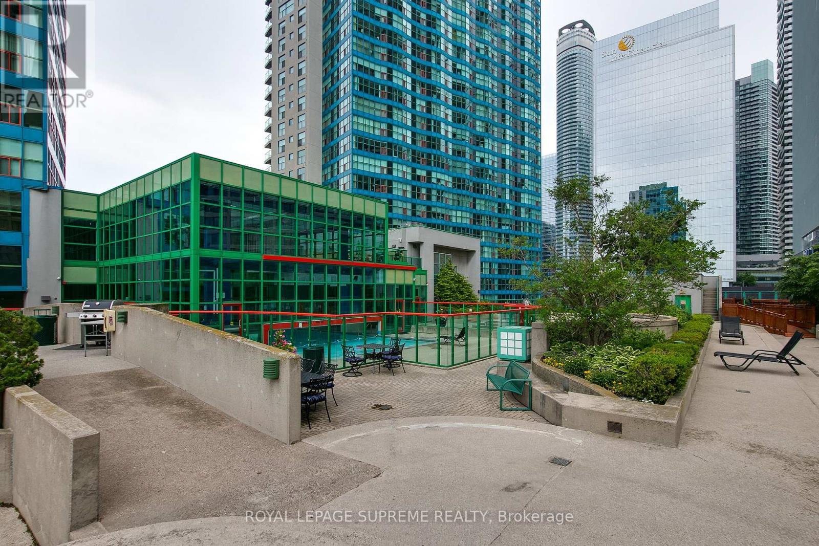 












2501 - 77 HARBOUR SQUARE

,
Toronto,




Ontario
M5J2S2

