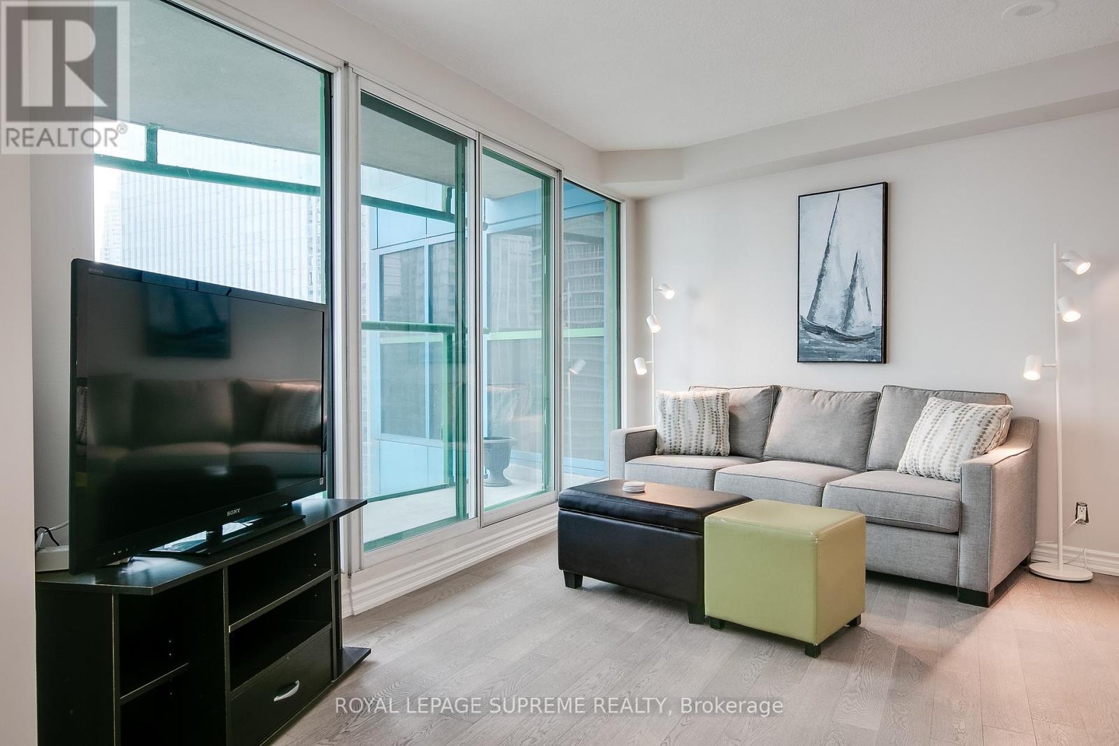 












2501 - 77 HARBOUR SQUARE

,
Toronto,




Ontario
M5J2S2

