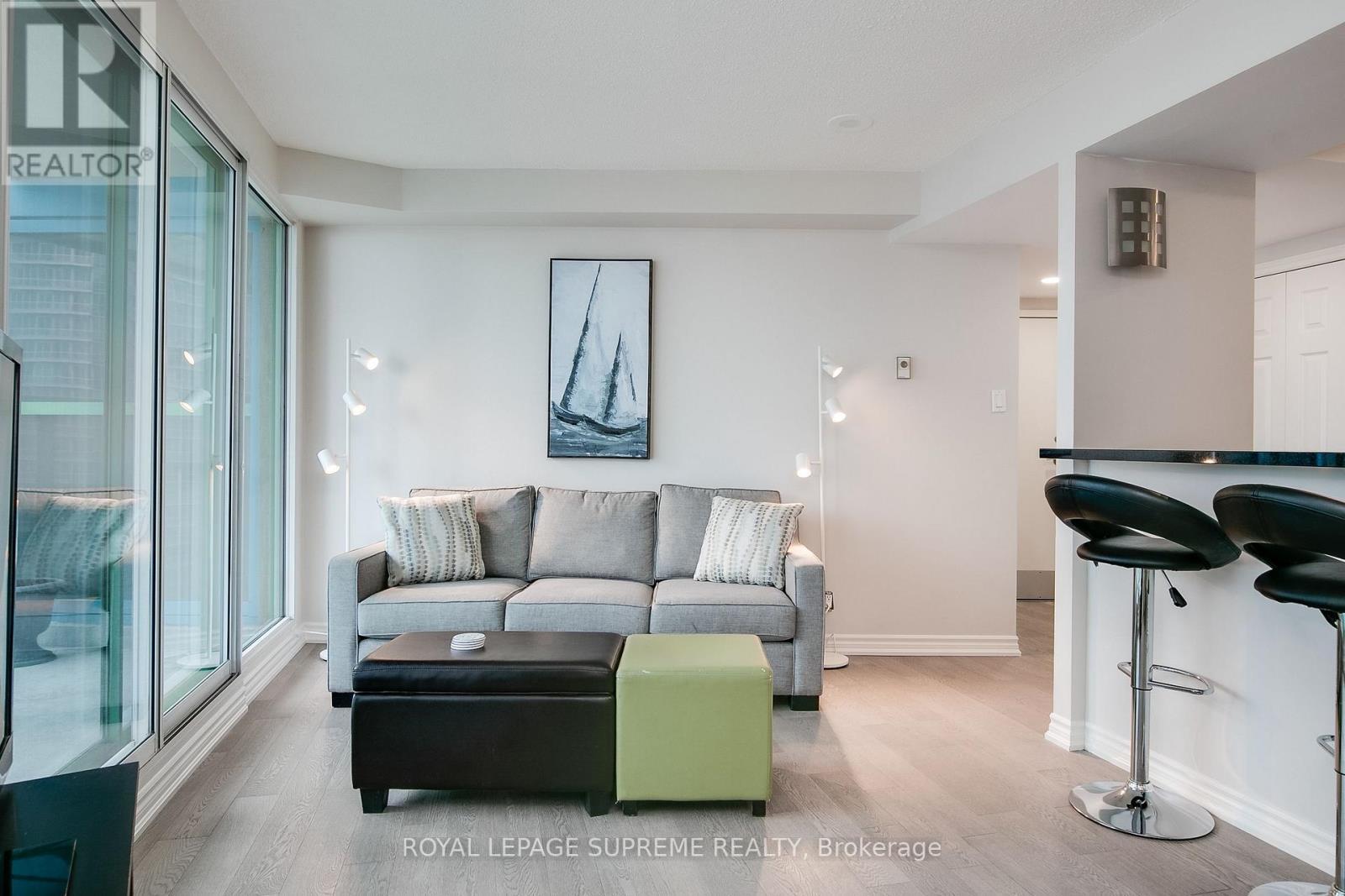 












2501 - 77 HARBOUR SQUARE

,
Toronto,




Ontario
M5J2S2

