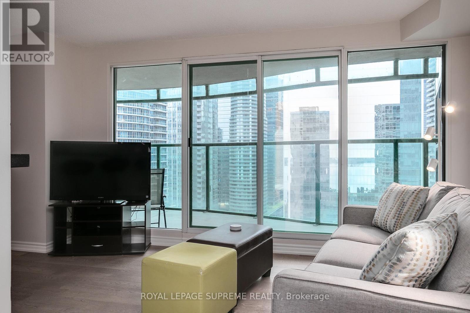 












2501 - 77 HARBOUR SQUARE

,
Toronto,




Ontario
M5J2S2

