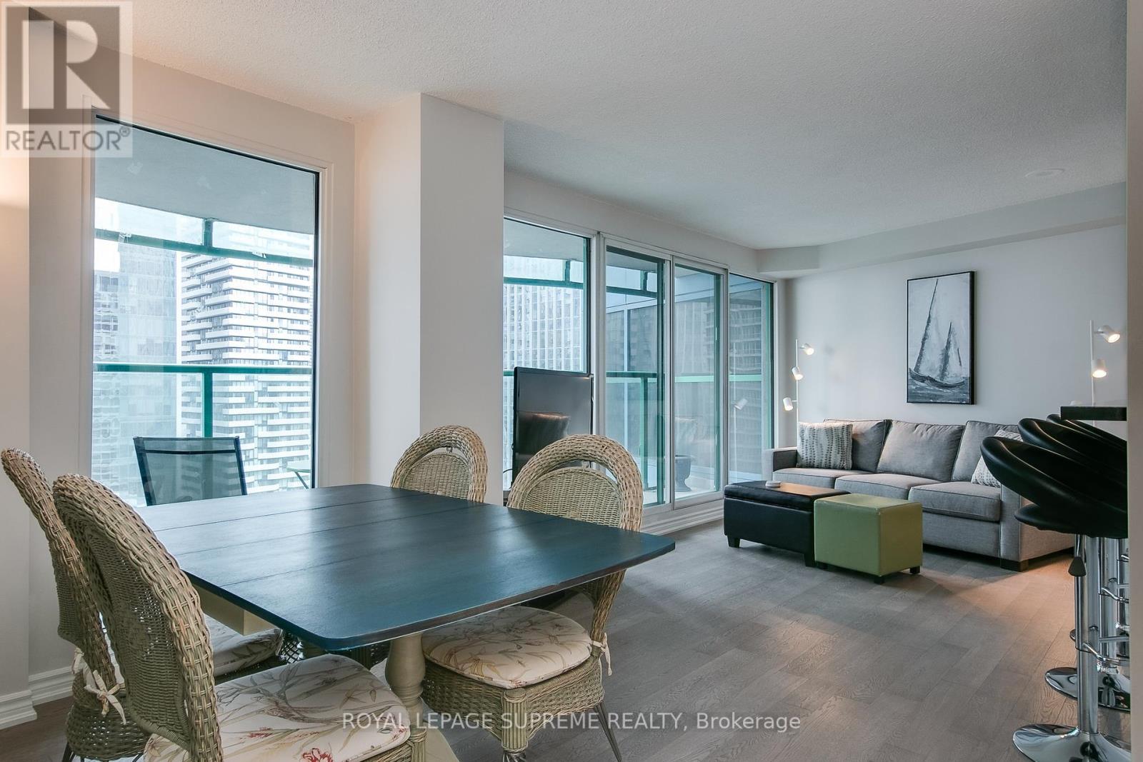 












2501 - 77 HARBOUR SQUARE

,
Toronto,




Ontario
M5J2S2

