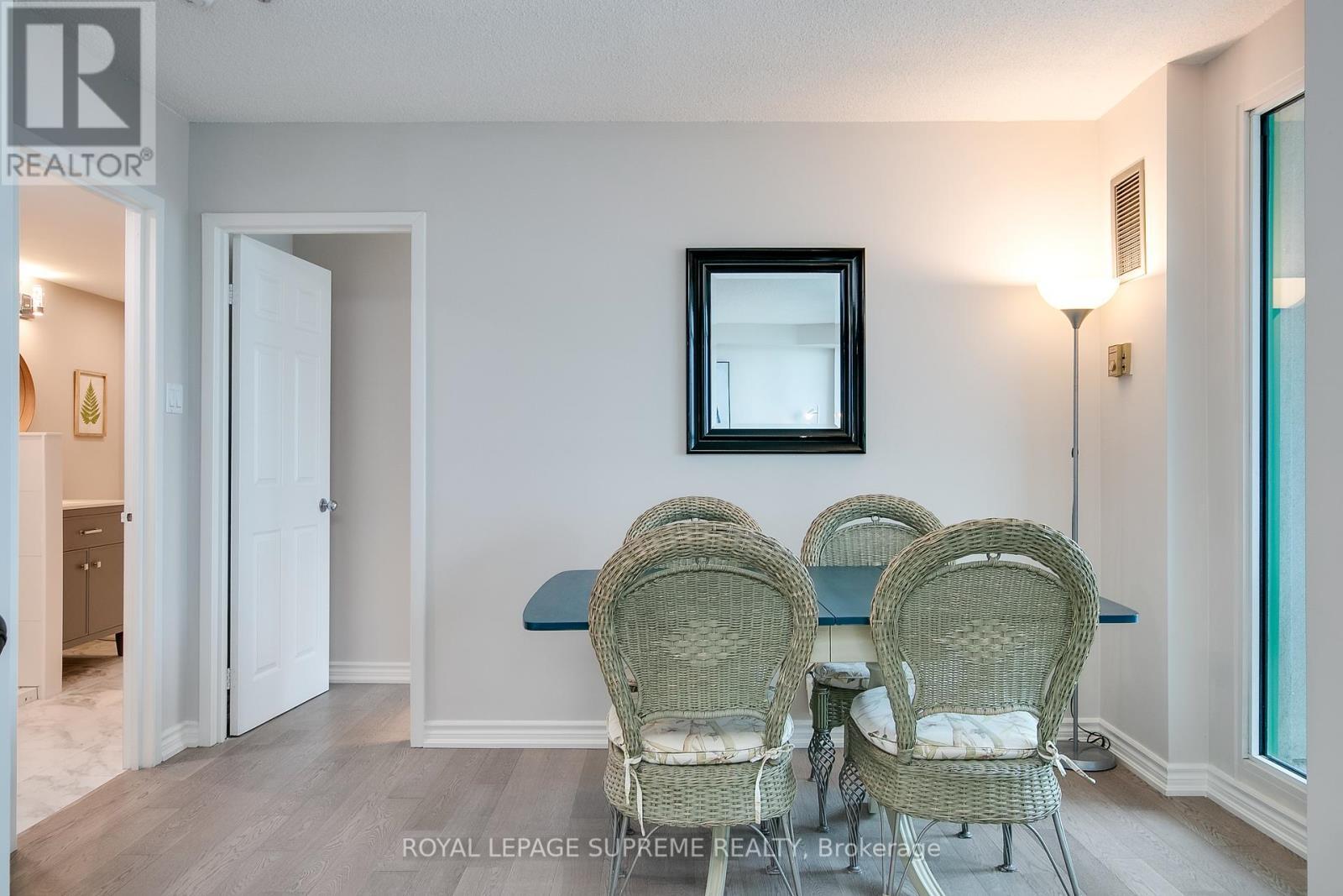 












2501 - 77 HARBOUR SQUARE

,
Toronto,




Ontario
M5J2S2

