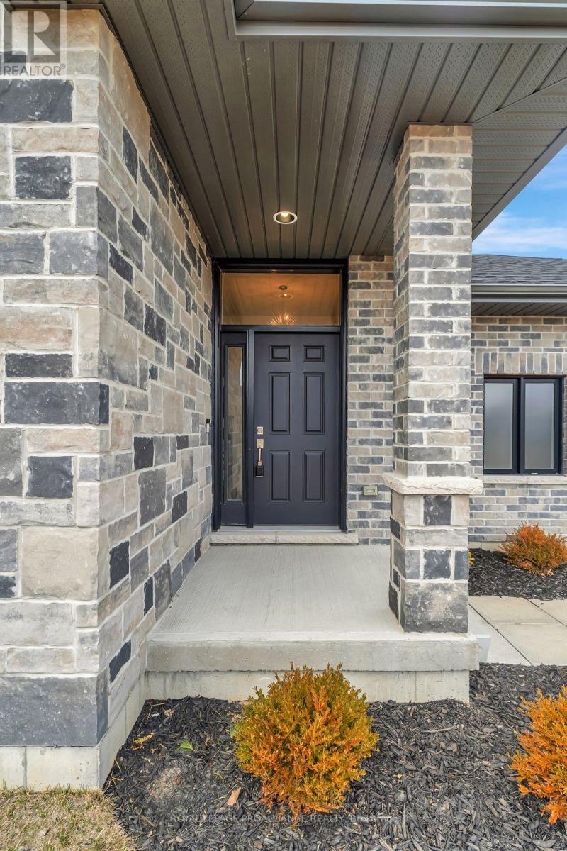 












16 PERTH COURT

,
Belleville (Belleville Ward),




Ontario
K8N0G9

