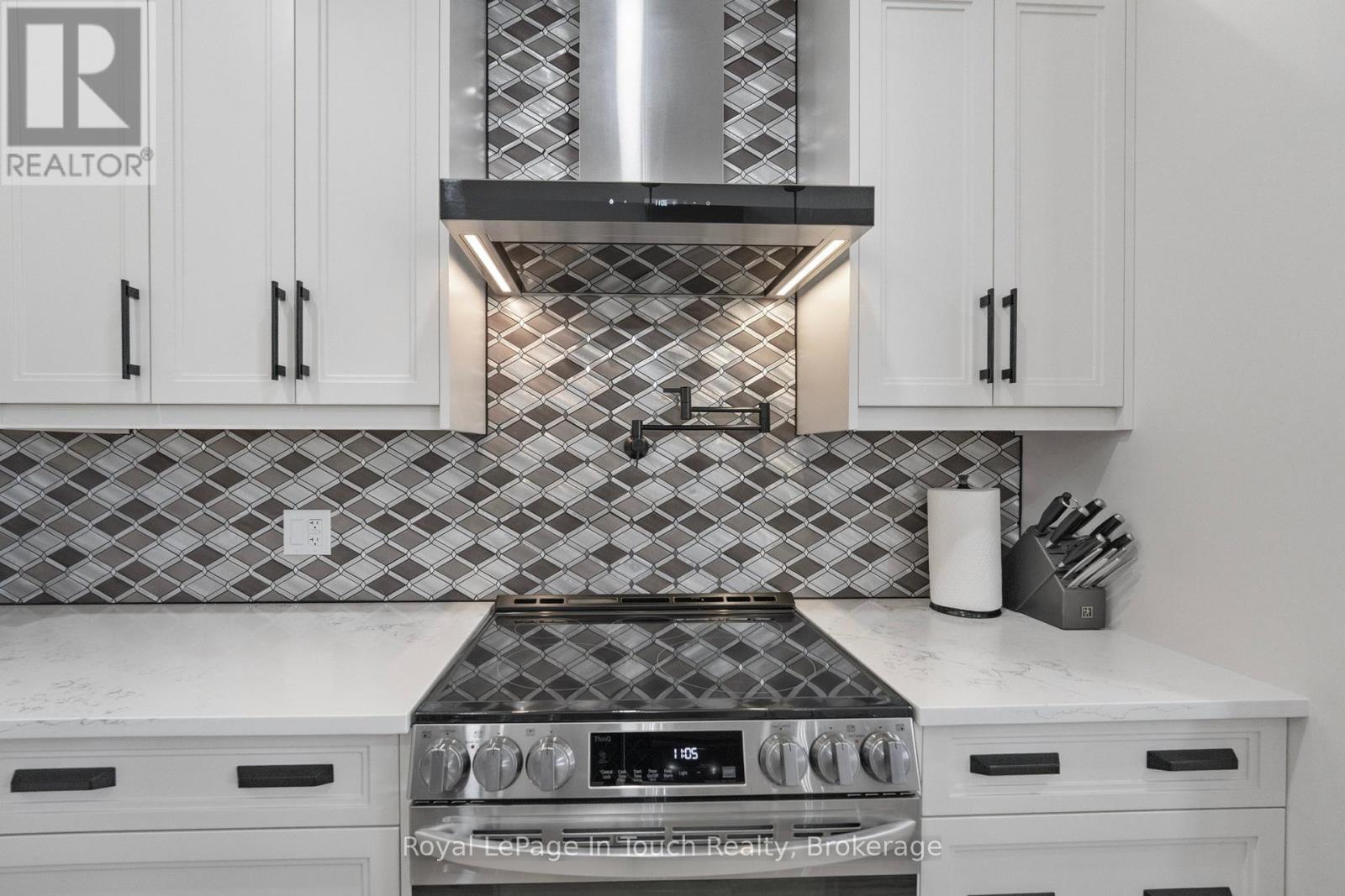 












18 SWAN LANE

,
Tay (Port McNicoll),




Ontario
L0K1R0

