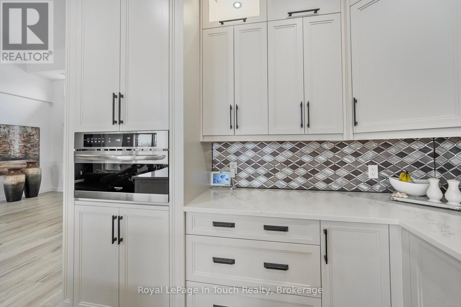 












18 SWAN LANE

,
Tay (Port McNicoll),




Ontario
L0K1R0

