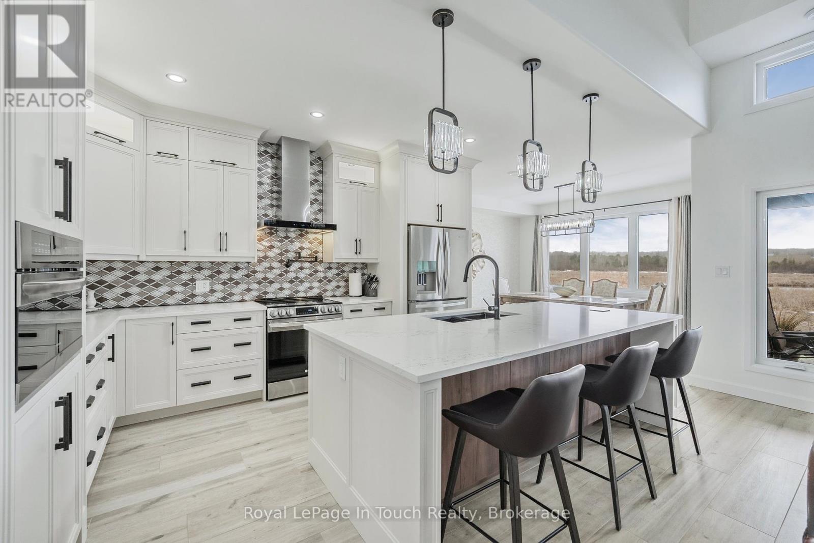 












18 SWAN LANE

,
Tay (Port McNicoll),




Ontario
L0K1R0

