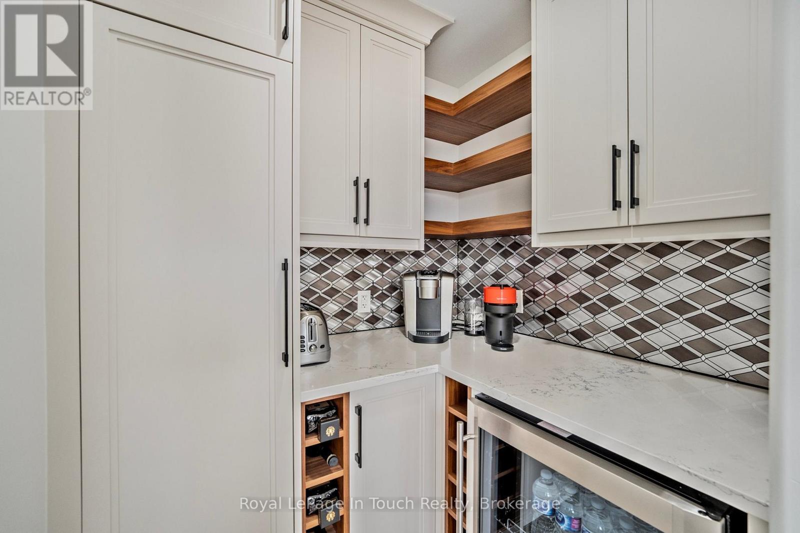 












18 SWAN LANE

,
Tay (Port McNicoll),




Ontario
L0K1R0


