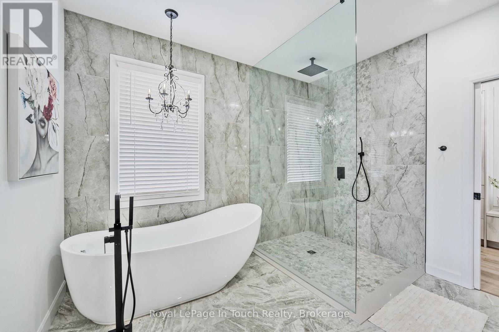












18 SWAN LANE

,
Tay (Port McNicoll),




Ontario
L0K1R0

