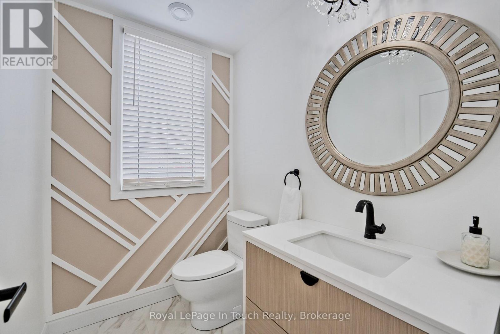 












18 SWAN LANE

,
Tay (Port McNicoll),




Ontario
L0K1R0

