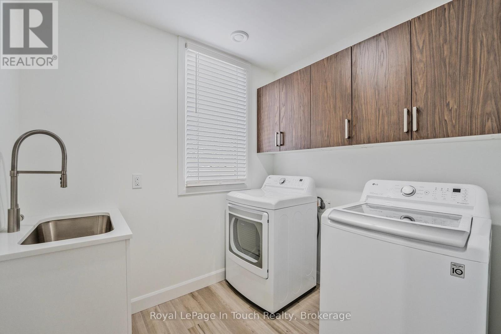 












18 SWAN LANE

,
Tay (Port McNicoll),




Ontario
L0K1R0

