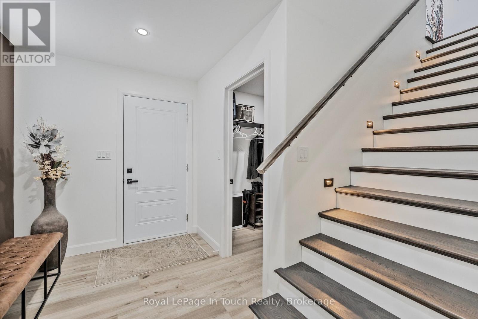 












18 SWAN LANE

,
Tay (Port McNicoll),




Ontario
L0K1R0

