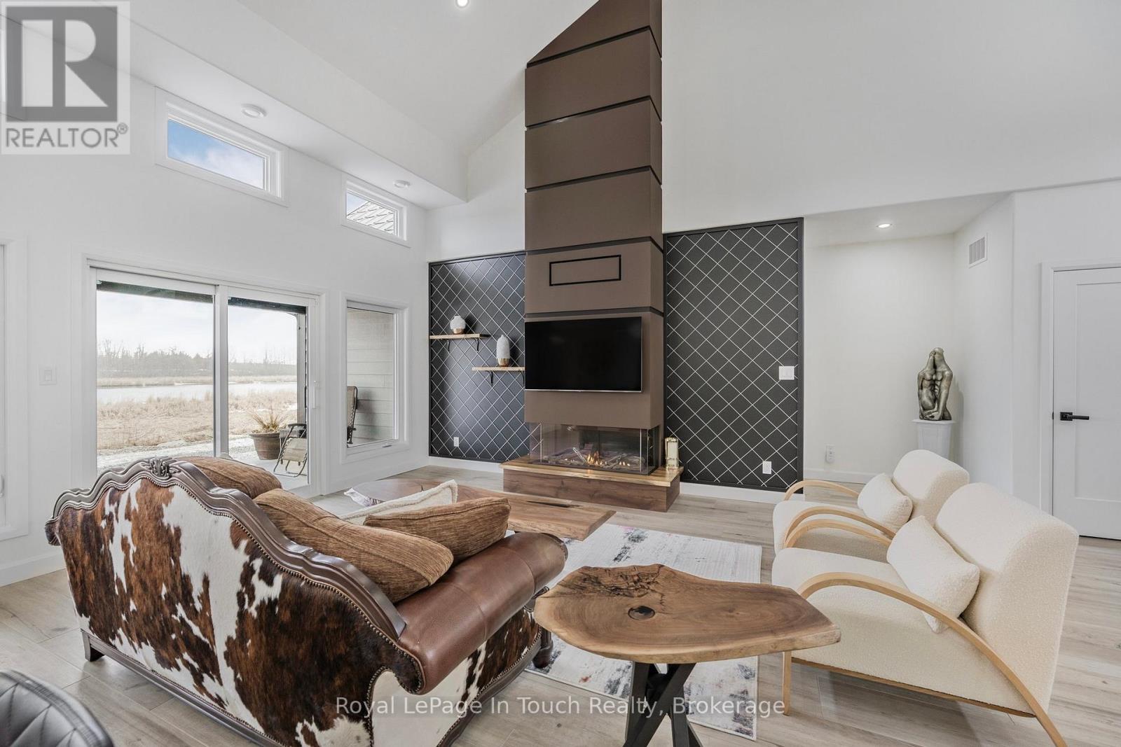 












18 SWAN LANE

,
Tay (Port McNicoll),




Ontario
L0K1R0

