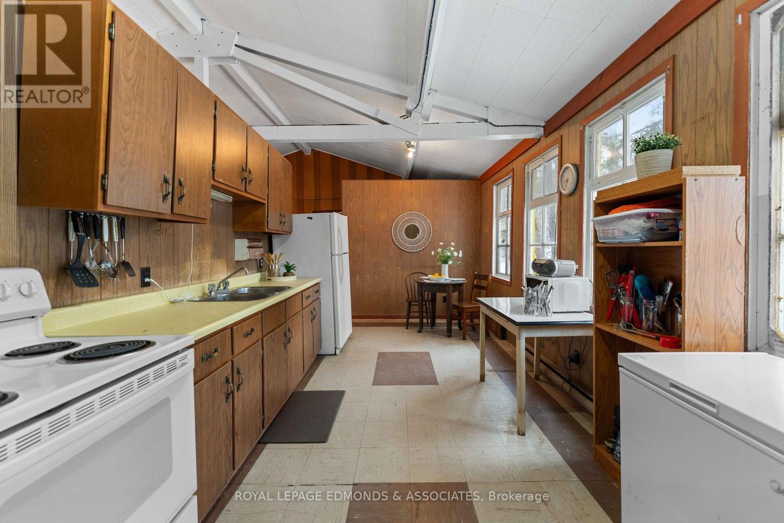 












643 PINE POINT LANE

,
Killaloe, Hagarty and Richards,




Ontario
K0J2J0

