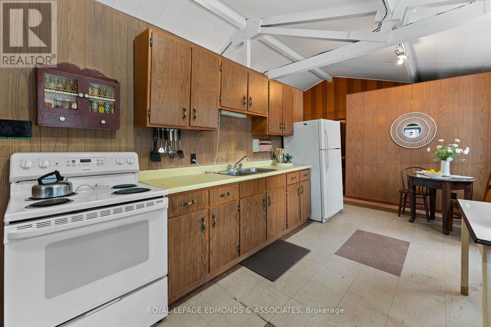 












643 PINE POINT LANE

,
Killaloe, Hagarty and Richards,




Ontario
K0J2J0

