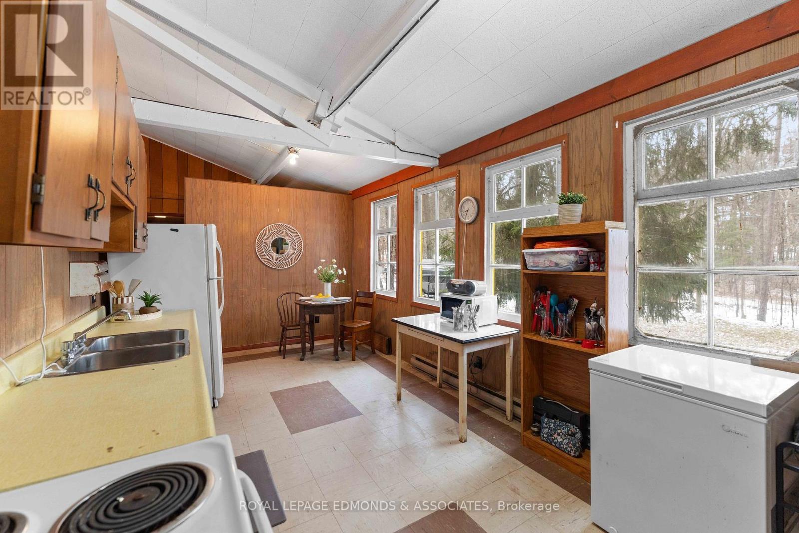 












643 PINE POINT LANE

,
Killaloe, Hagarty and Richards,




Ontario
K0J2J0

