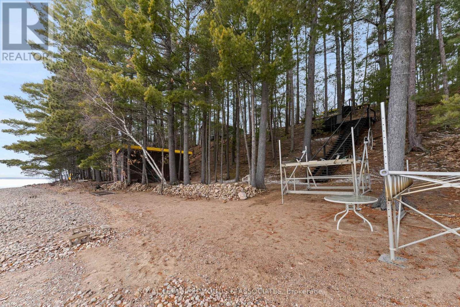 












643 PINE POINT LANE

,
Killaloe, Hagarty and Richards,




Ontario
K0J2J0

