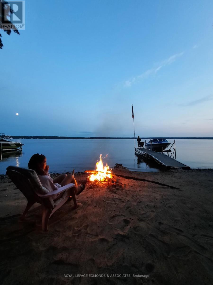 












643 PINE POINT LANE

,
Killaloe, Hagarty and Richards,




Ontario
K0J2J0

