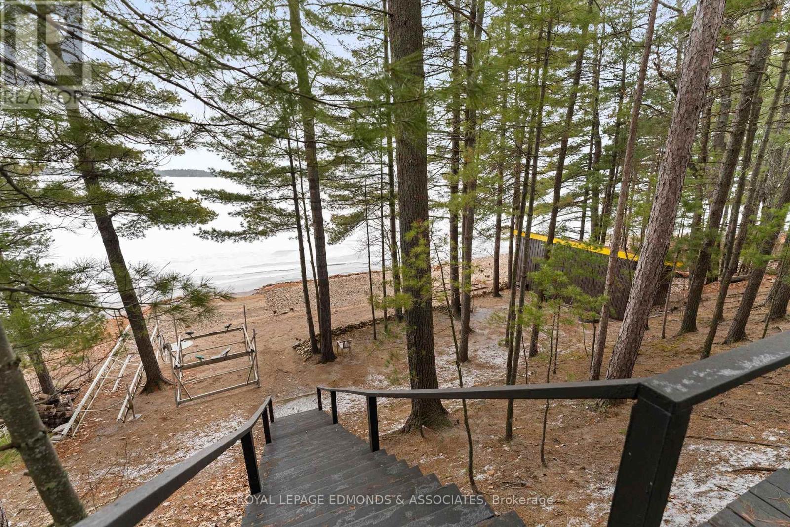 












643 PINE POINT LANE

,
Killaloe, Hagarty and Richards,




Ontario
K0J2J0

