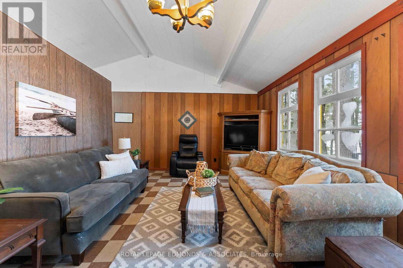 












643 PINE POINT LANE

,
Killaloe, Hagarty and Richards,




Ontario
K0J2J0

