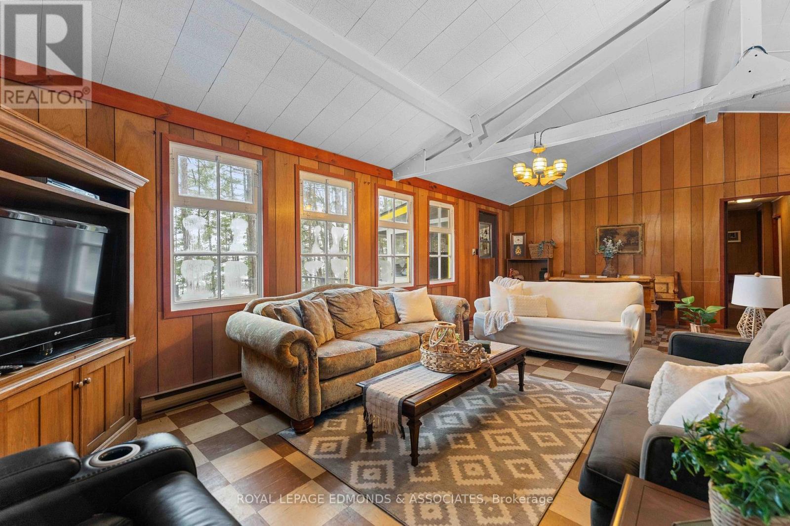 












643 PINE POINT LANE

,
Killaloe, Hagarty and Richards,




Ontario
K0J2J0


