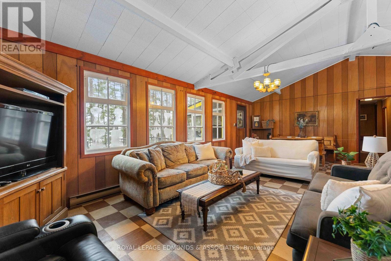 












643 PINE POINT LANE

,
Killaloe, Hagarty and Richards,




Ontario
K0J2J0


