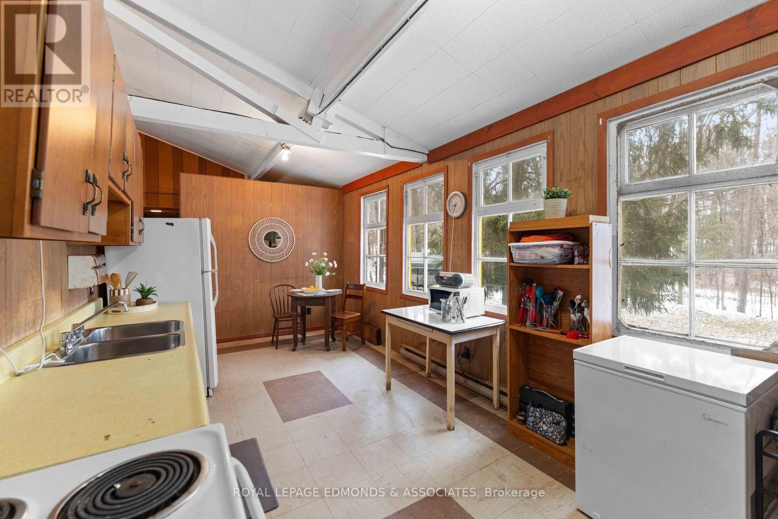 












643 PINE POINT LANE

,
Killaloe, Hagarty and Richards,




Ontario
K0J2J0

