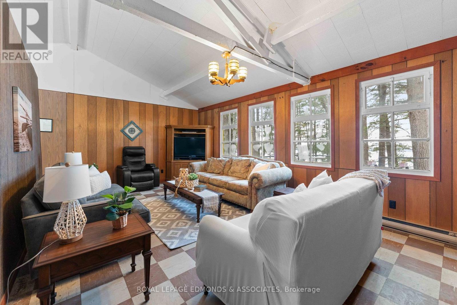 












643 PINE POINT LANE

,
Killaloe, Hagarty and Richards,




Ontario
K0J2J0

