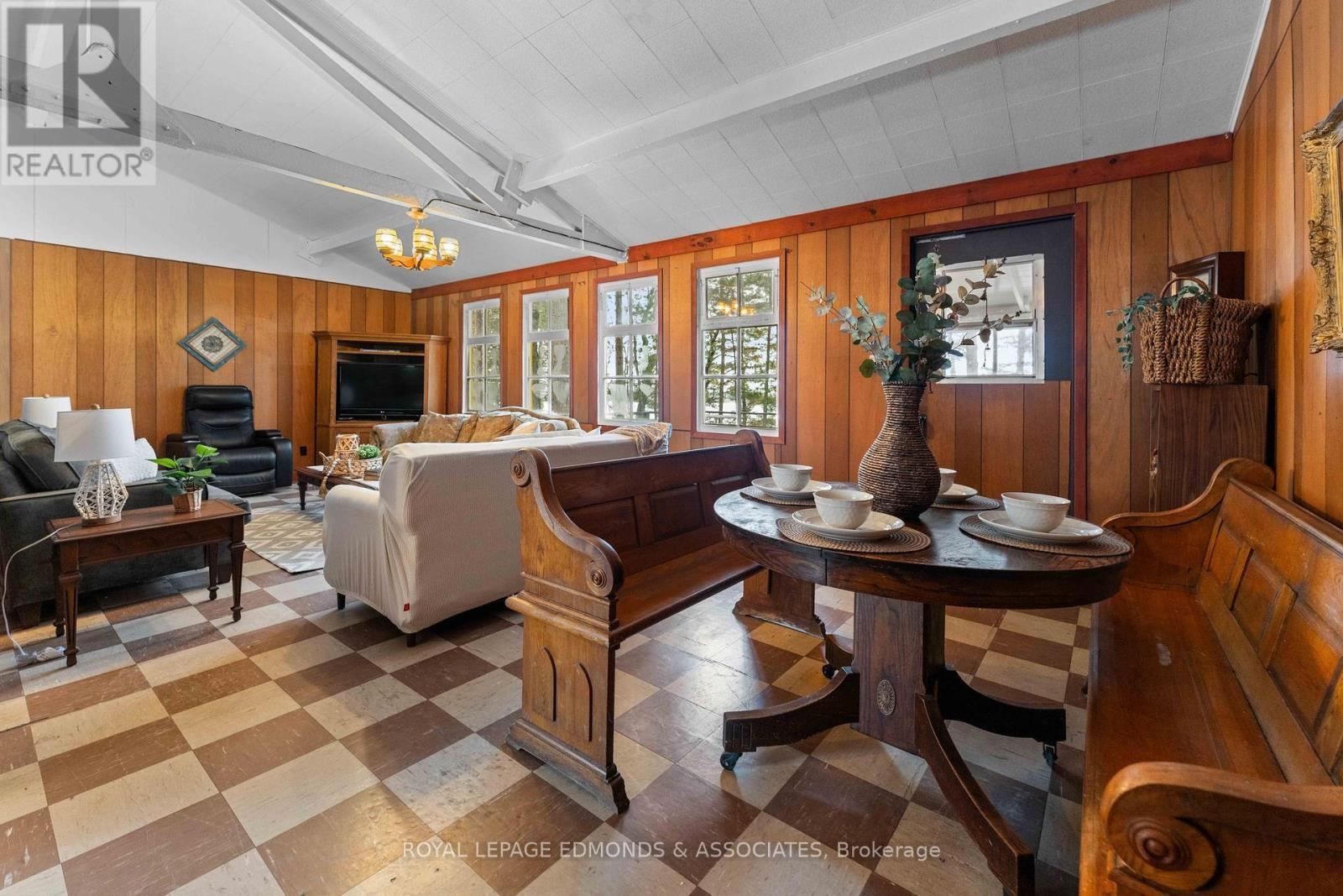 












643 PINE POINT LANE

,
Killaloe, Hagarty and Richards,




Ontario
K0J2J0

