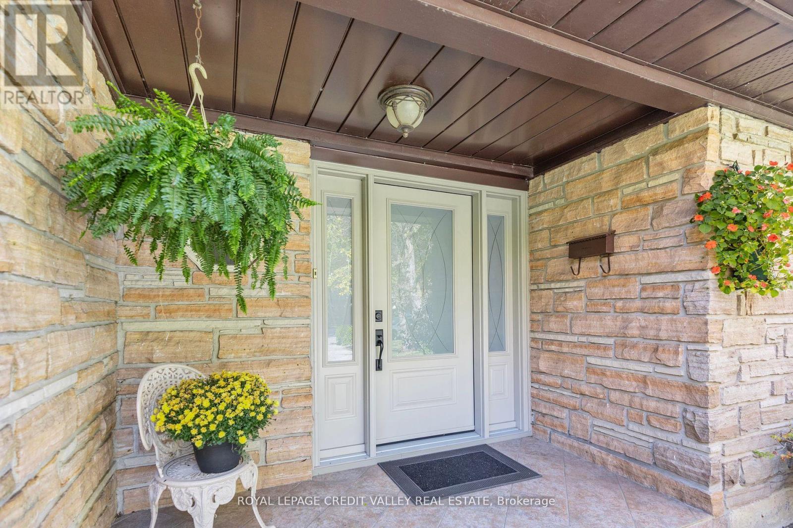 












9 NORVAL CRESCENT

,
Brampton,




Ontario
L6W1J1

