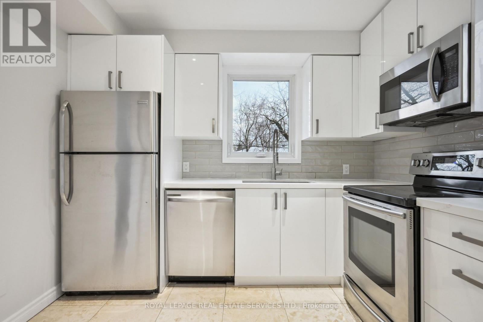 












256 ZELDA CRESCENT

,
Richmond Hill,




Ontario
L4C2Y5


