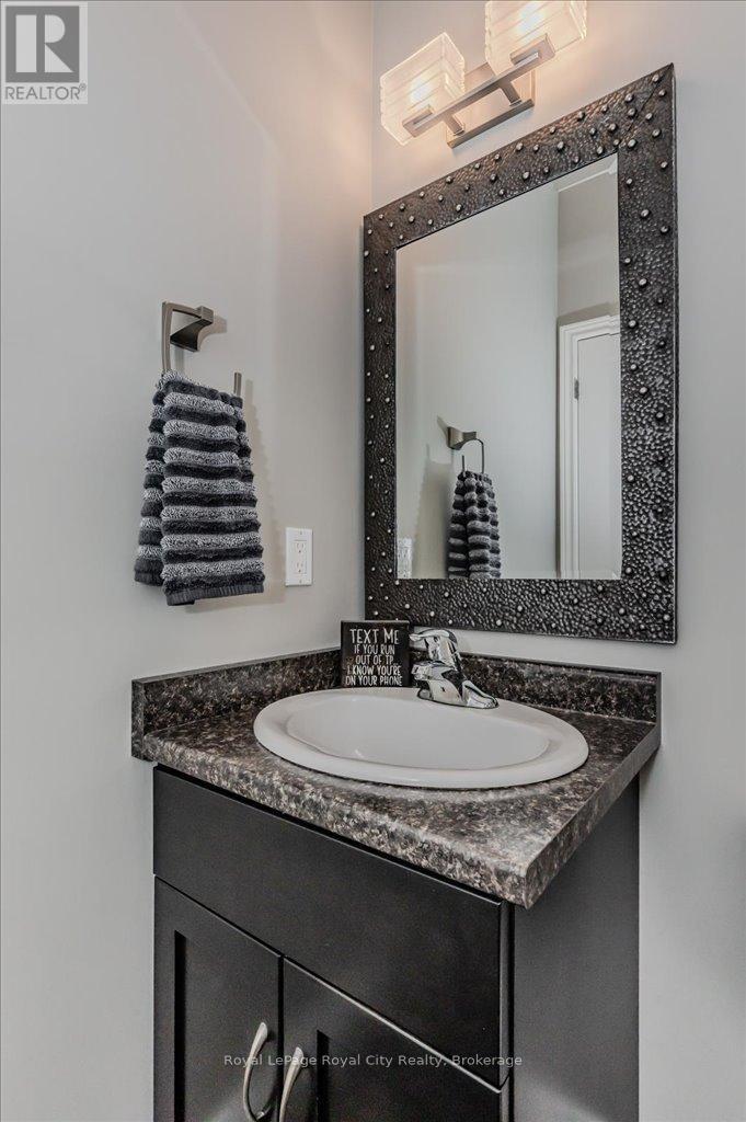 












24 POPHAM DRIVE

,
Guelph (Grange Road),




Ontario
N1E0B8

