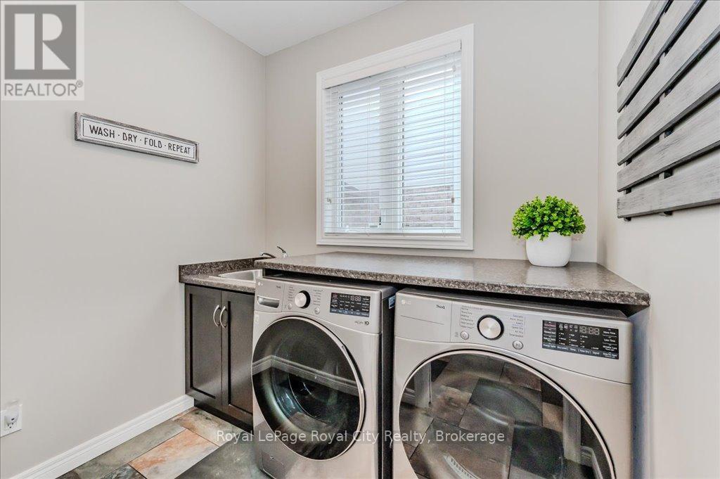 












24 POPHAM DRIVE

,
Guelph (Grange Road),




Ontario
N1E0B8

