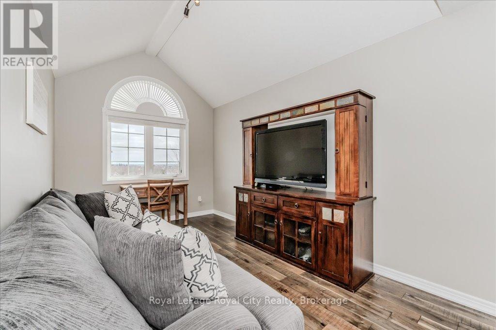 












24 POPHAM DRIVE

,
Guelph (Grange Road),




Ontario
N1E0B8

