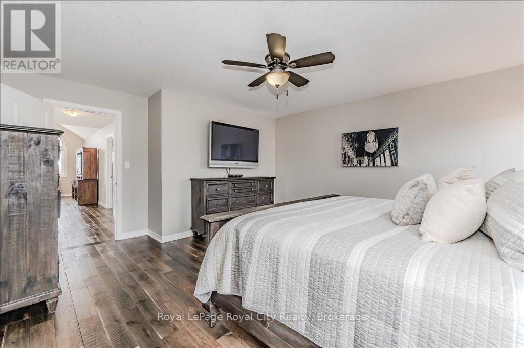 












24 POPHAM DRIVE

,
Guelph (Grange Road),




Ontario
N1E0B8

